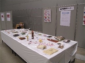 島根県産品を使った学校給食用の食材を紹介するコーナーの写真１
